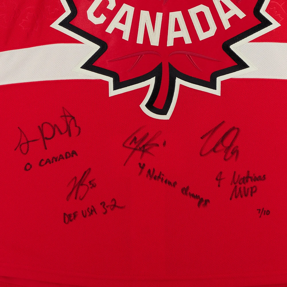Maillot rouge premium autographié par Nathan MacKinnon, Cale Makar, Sam Reinhart et Jordan Binnington Canada pour le tournoi des 4 Nations Face-Off Fanatics avec inscriptions multiples - Édition limitée à 10 exemplaires