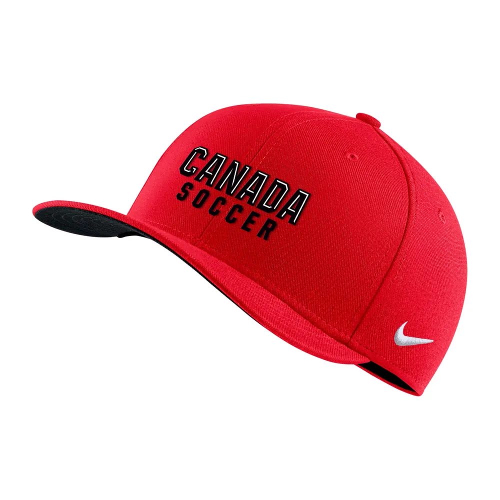 Nike Rouge Canada Soccer Team Swoosh Performance pour hommes - Casquette Flex Fit