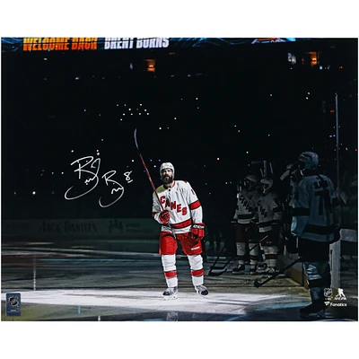 Photographie autographiée de 16" x 20" de Brent Burns lors du salut de la foule des Carolina Hurricanes