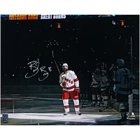 Photographie autographiée de 16" x 20" de Brent Burns lors du salut de la foule des Carolina Hurricanes