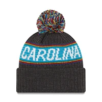 Bonnet en tricot à pompon New Era pour homme Heather Charcoal Carolina Panthers 2022 Greg Olsen x Atrium Health Levine Children's Hospital