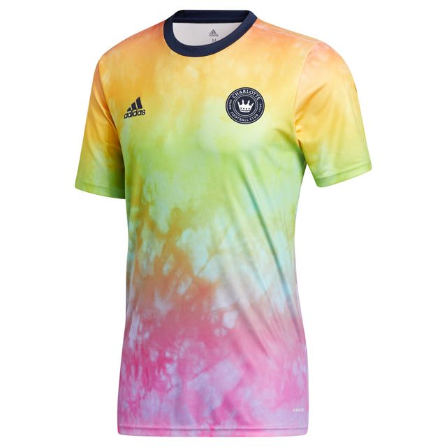 Haut de performance d'avant-match adidas Charlotte FC 2021 Pride pour homme