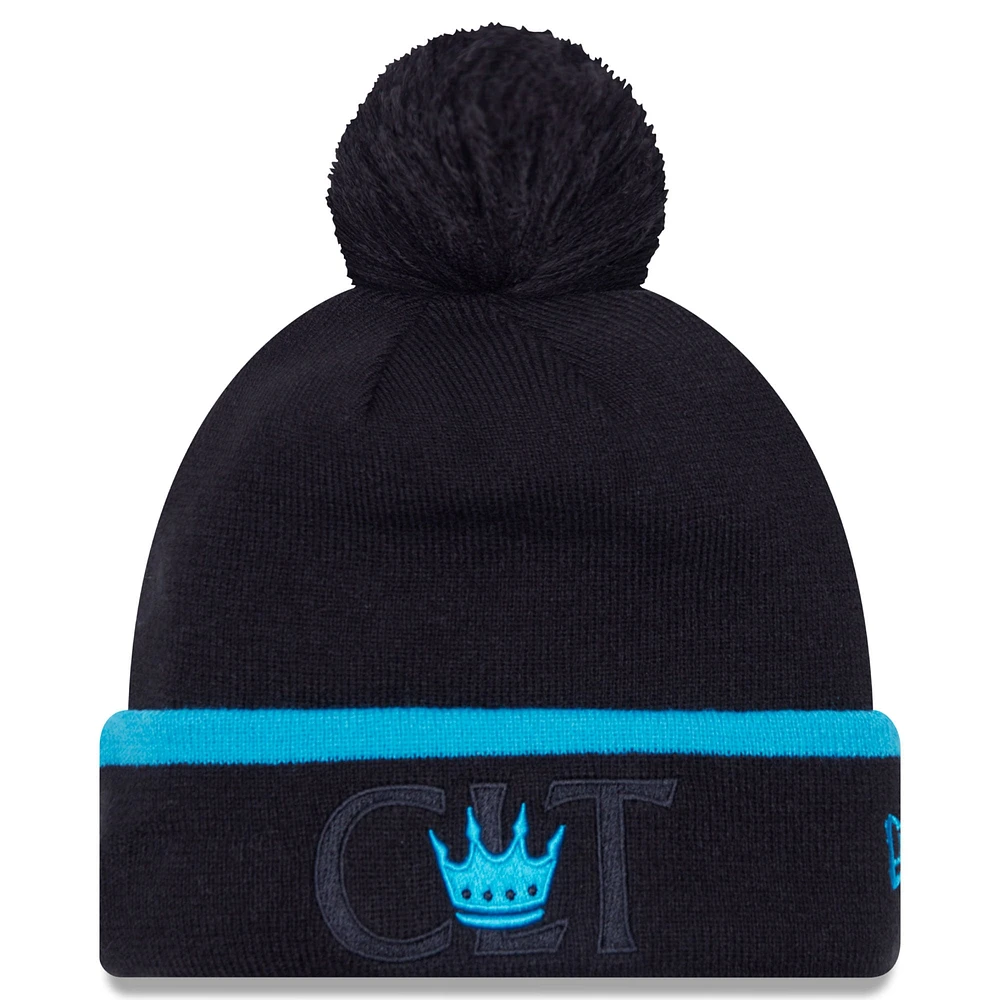 Bonnet en tricot à revers Charlotte FC Wordmark Kick Off pour homme avec pompon New Era