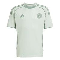Haut d'avant-match adidas vert clair Charlotte FC 2025 One Planet pour jeunes