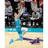 Photographie non signée du dunk des Charlotte Hornets contre les Detroit Pistons de LaMelo Ball