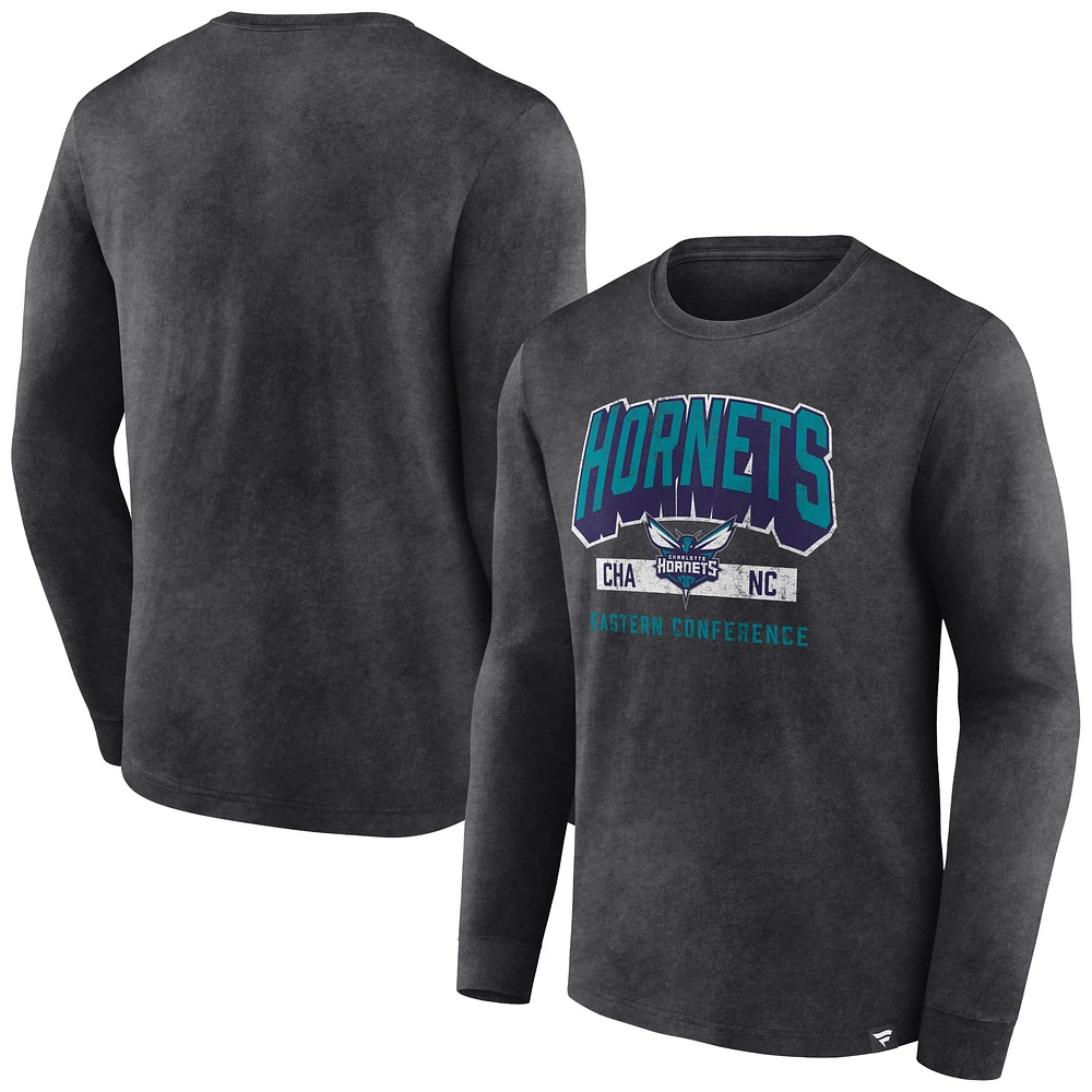 T-shirt à manches longues Fanatics Heather Charcoal Charlotte Hornets Front Court Press Snow Wash pour hommes