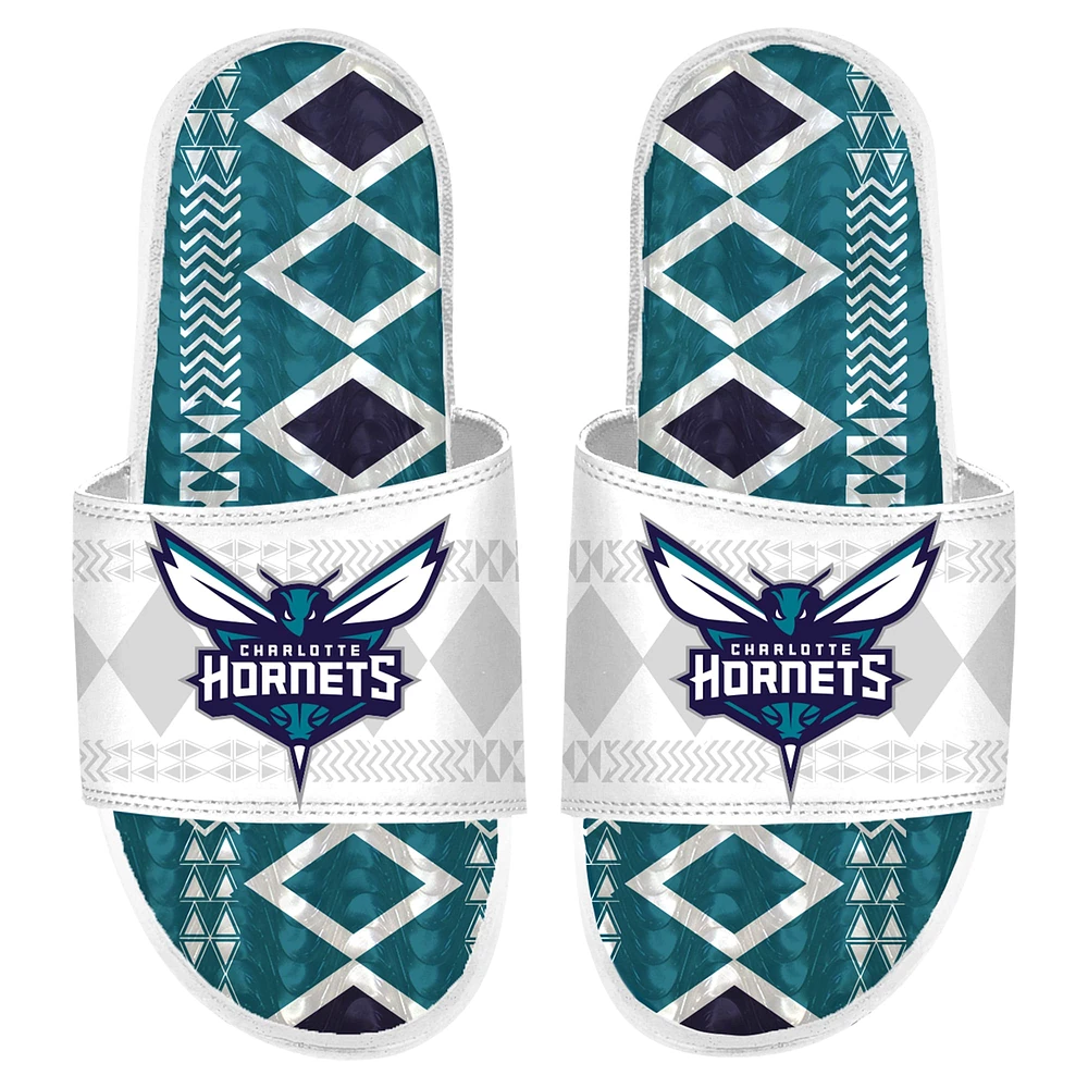 Sandales à enfiler en gel ISlide Charlotte Hornets blanches pour hommes, motif Shooting Touch Rwanda