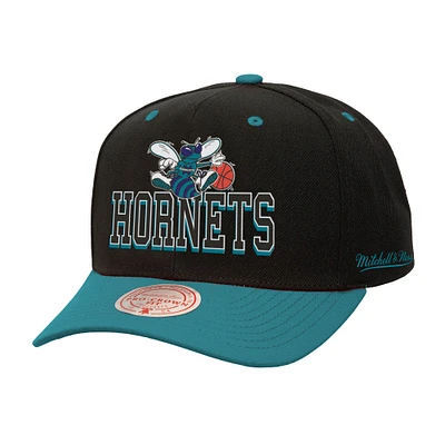 Casquette ajustable Mitchell & Ness Charlotte Hornets noire/bleu sarcelle pour homme avec inscription arrière bicolore Pro Crown