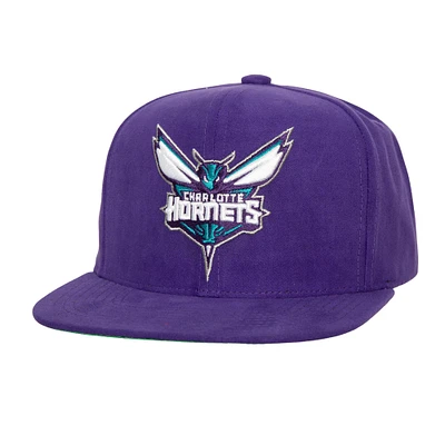 Casquette Snapback en daim doux Charlotte Hornets violet Mitchell & Ness pour hommes