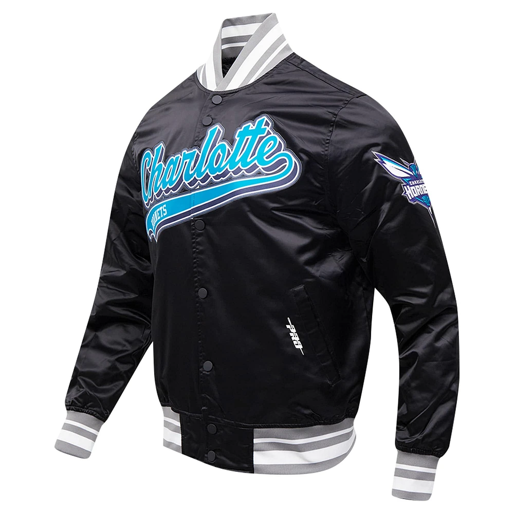 Veste universitaire en satin à boutons-pression complets Charlotte Hornets Script Tail Pro Standard pour hommes, noire