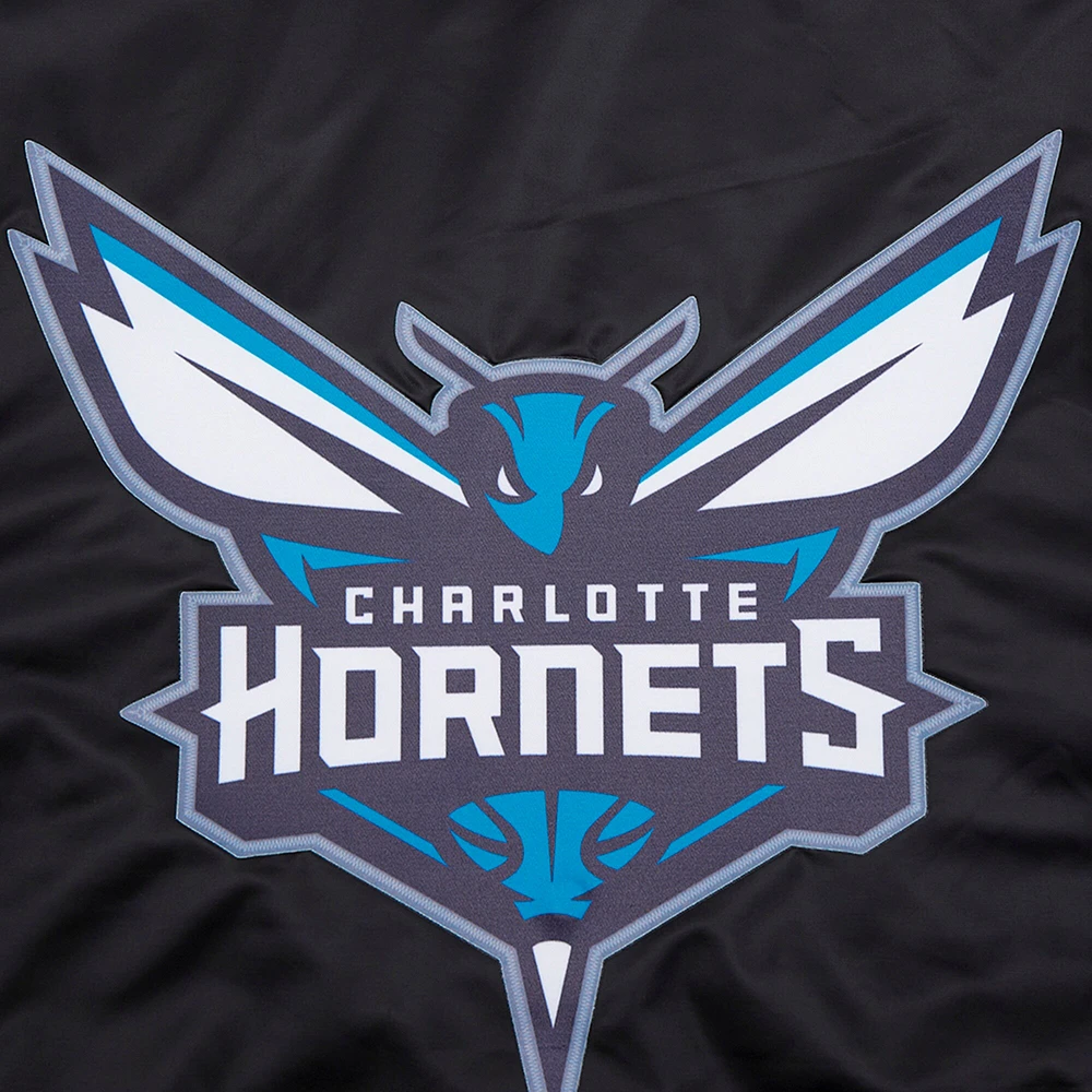 Veste universitaire en satin à boutons-pression complets Charlotte Hornets Script Tail Pro Standard pour hommes, noire