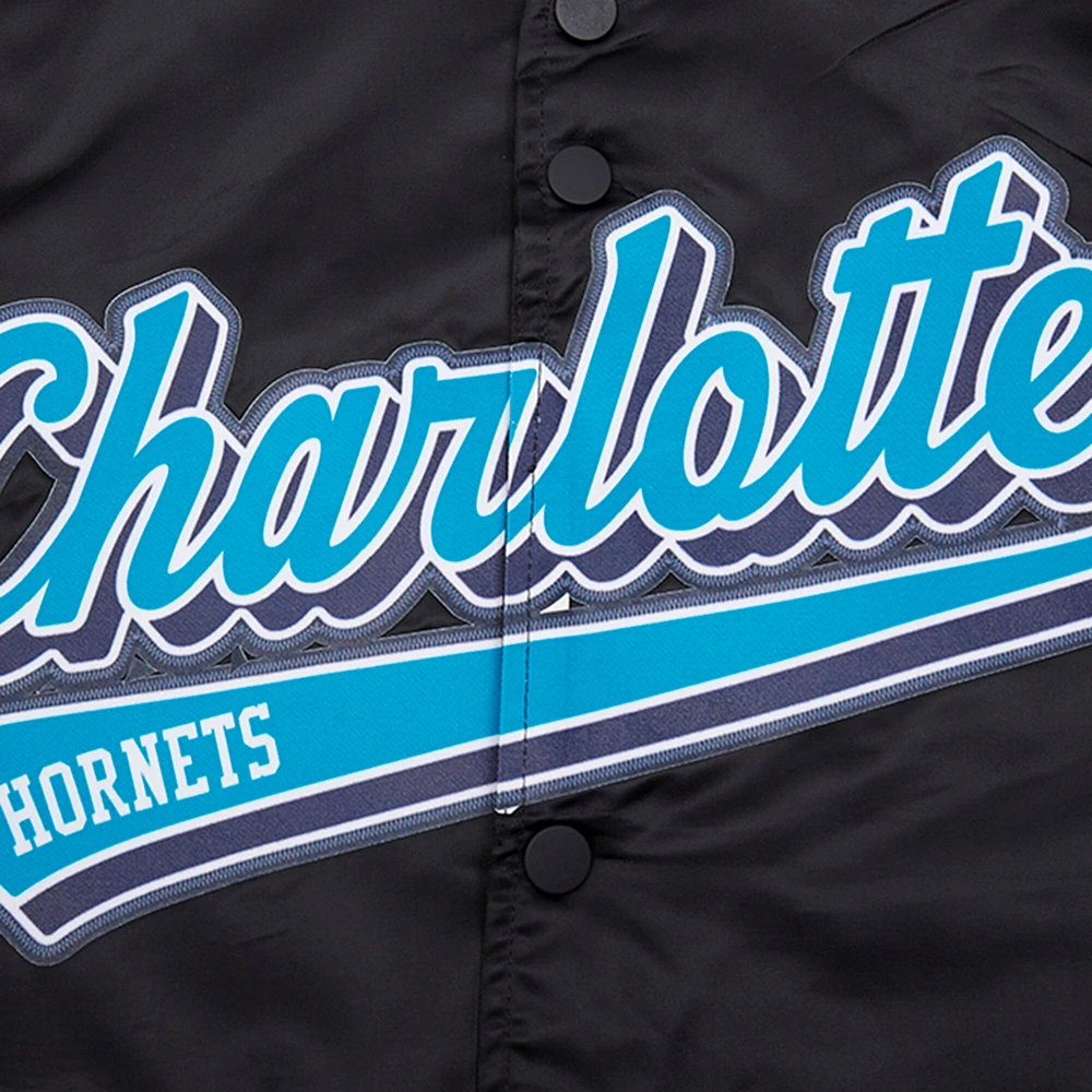 Veste universitaire en satin à boutons-pression complets Charlotte Hornets Script Tail Pro Standard pour hommes, noire