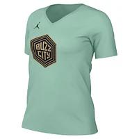 T-shirt essentiel à encolure en V Nike Mint Charlotte Hornets 2022/23 City Edition pour Femme