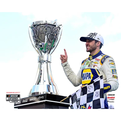 Photographie non signée de Chase Elliott célébrant le titre champion la NASCAR Cup 2020 avec drapeau à damier et trophée