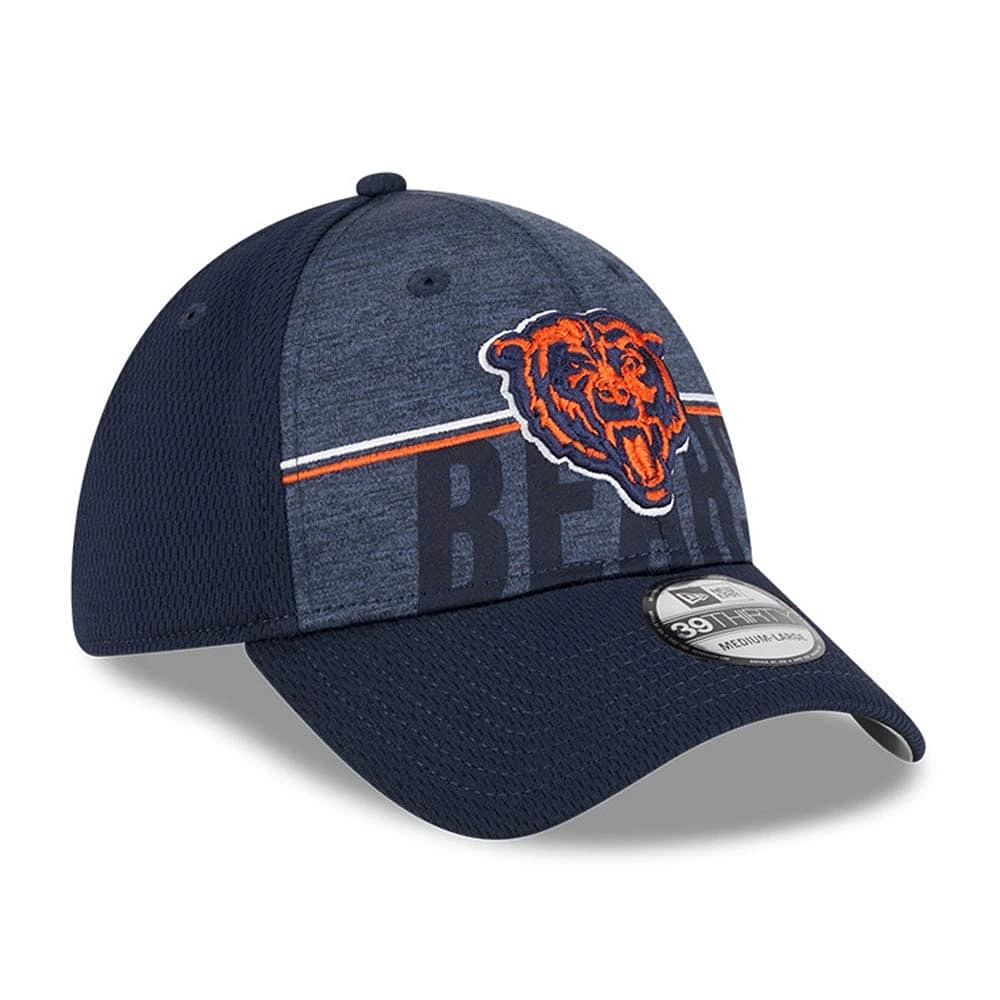 Casquette Flex Fit Chicago Bears 2023 NFL Training Camp Alternate Logo 39THIRTY New Era pour homme, bleu marine