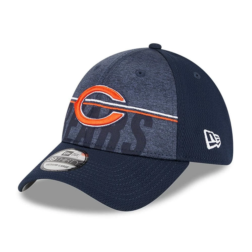 Casquette Flex Fit Chicago Bears 2023 NFL Training Camp Primary Logo 39THIRTY New Era pour homme, bleu marine