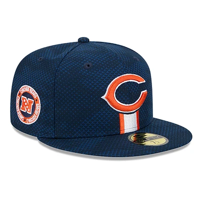 Casquette ajustée 59FIFTY New Era pour hommes des Chicago Bears 2024 Sideline bleu marine