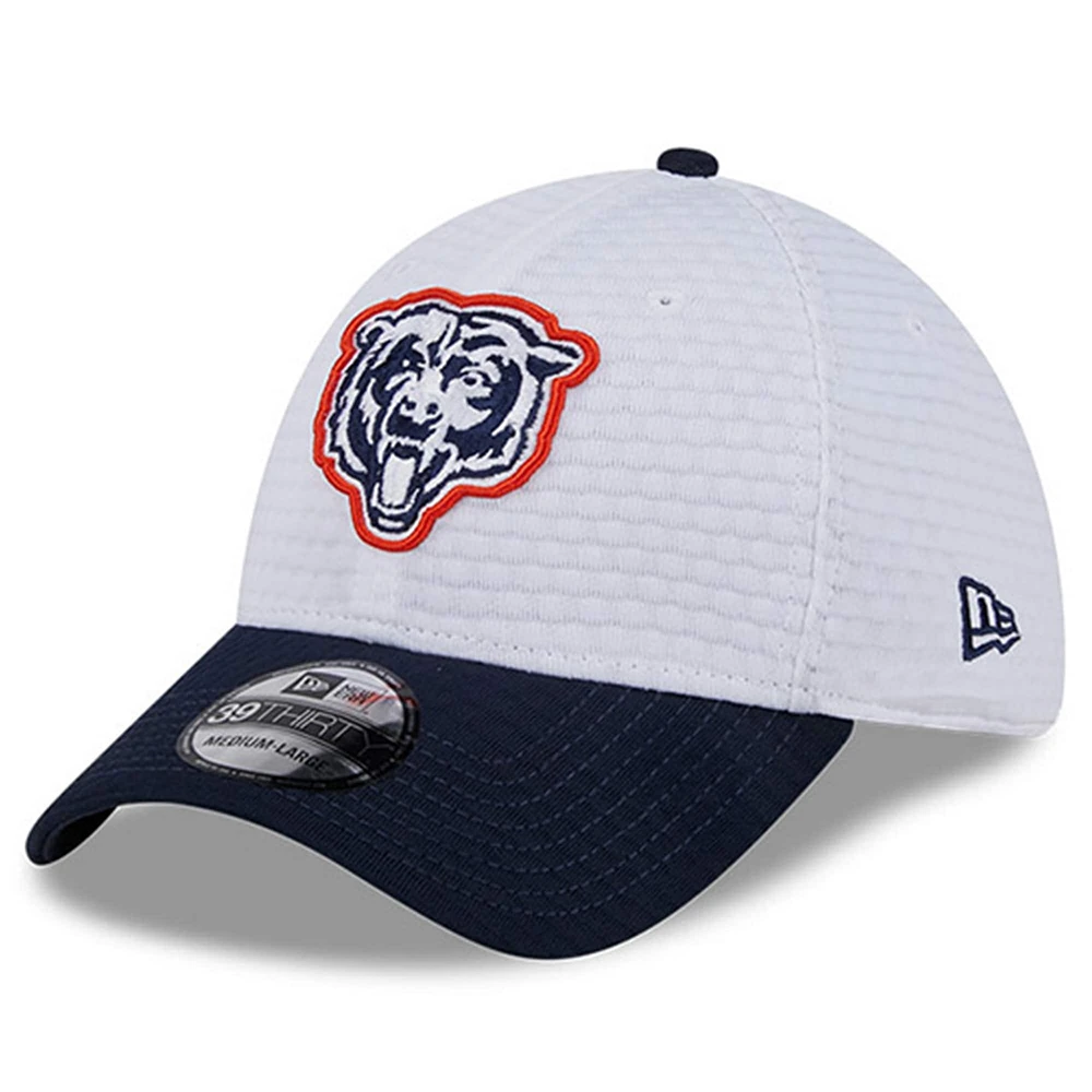 Casquette flexible 39THIRTY New Era pour hommes des Chicago Bears 2024 NFL Training Camp, blanc/bleu marine