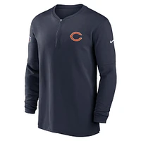 Haut Nike bleu marine Chicago Bears 2023 Sideline Performance à manches longues tri-mélange et quart de zip