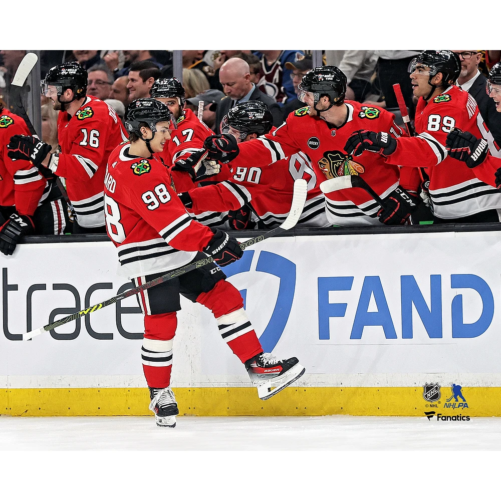 Photographie non signée de Connor Bedard célébrant son premier but dans la LNH avec les Blackhawks Chicago