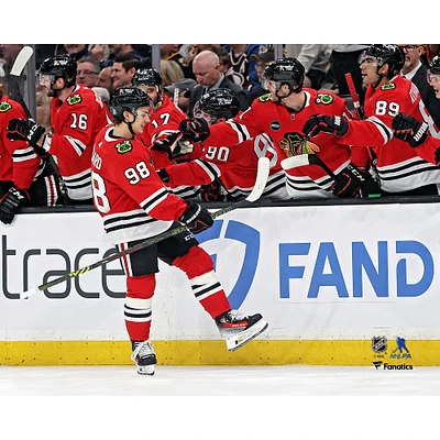 Photographie non signée de Connor Bedard célébrant son premier but dans la LNH avec les Blackhawks Chicago