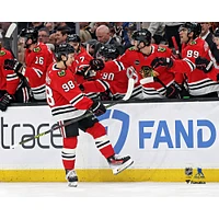 Photographie non signée de Connor Bedard célébrant son premier but dans la LNH avec les Blackhawks Chicago