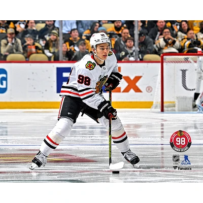Photographie non signée de Connor Bedard pour ses débuts dans la LNH avec les Blackhawks Chicago