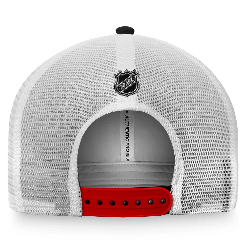 Casquette snapback authentique Pro Rink Trucker des Chicago Blackhawks Fanatics pour hommes, noir/blanc