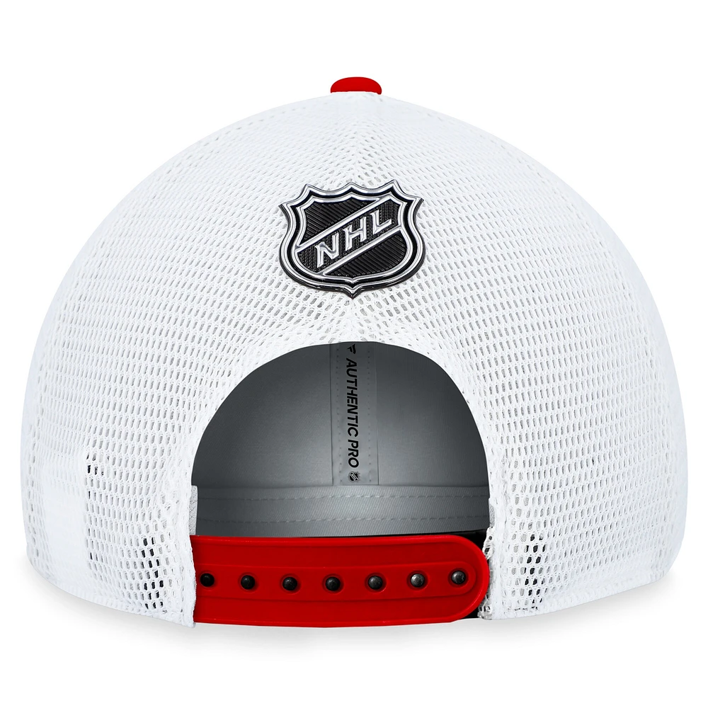 Casquette réglable noire Chicago Blackhawks Authentic Pro Rink Trucker Fanatics pour hommes