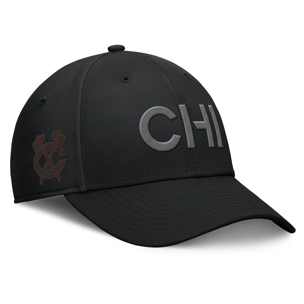 Casquette Fanatics noire authentique pour homme des Chicago Blackhawks avec patch latéral Flex Code Pro Road Team