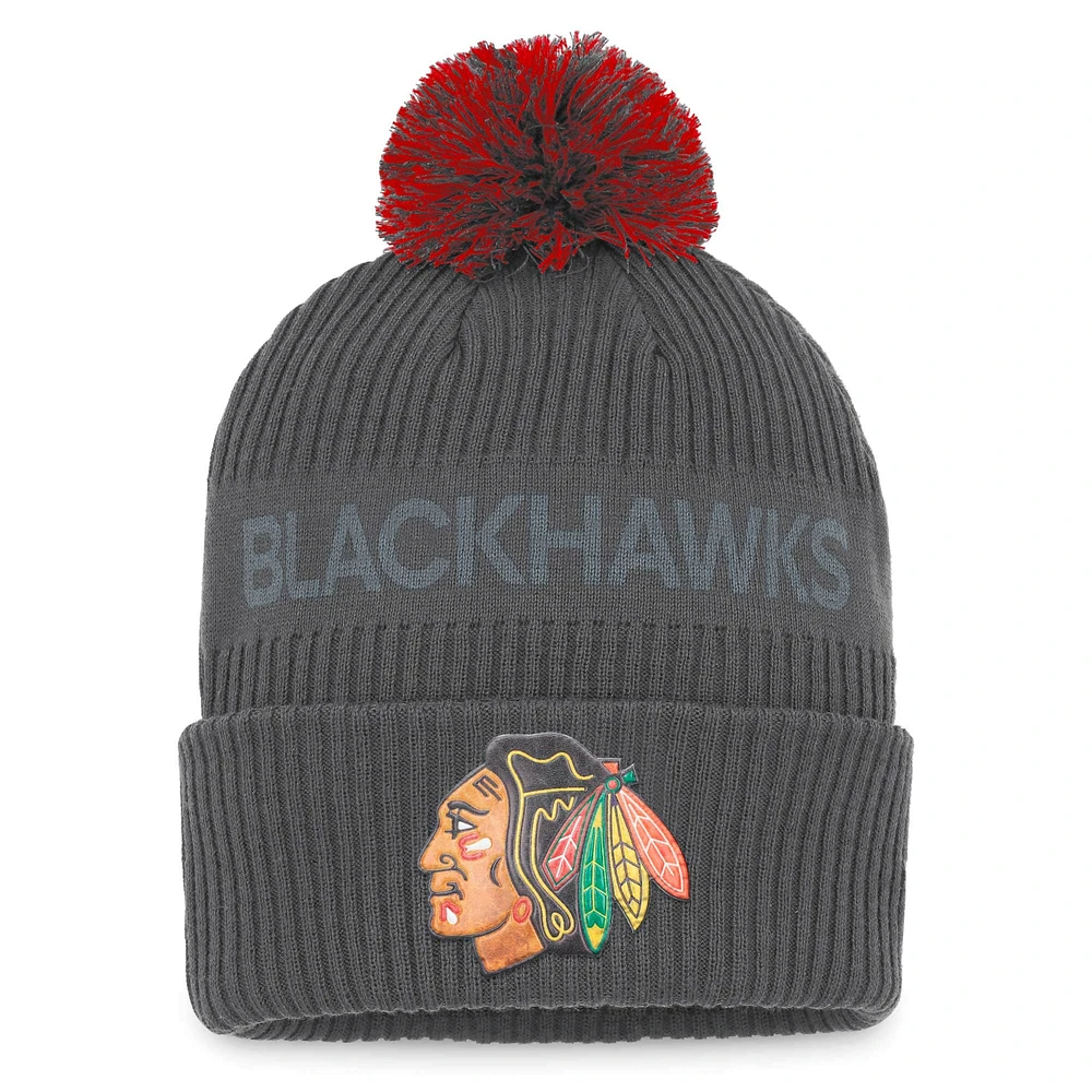 Bonnet en tricot à revers de glace authentique Pro Home Fanatics Charcoal Chicago Blackhawks pour hommes avec pompon