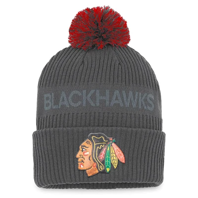 Bonnet en tricot à revers de glace authentique Pro Home Fanatics Charcoal Chicago Blackhawks pour hommes avec pompon