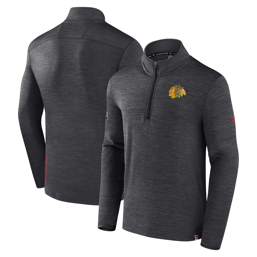 Haut à enfiler authentique quart de zip Fanatics Charcoal Chicago Blackhawks pour hommes