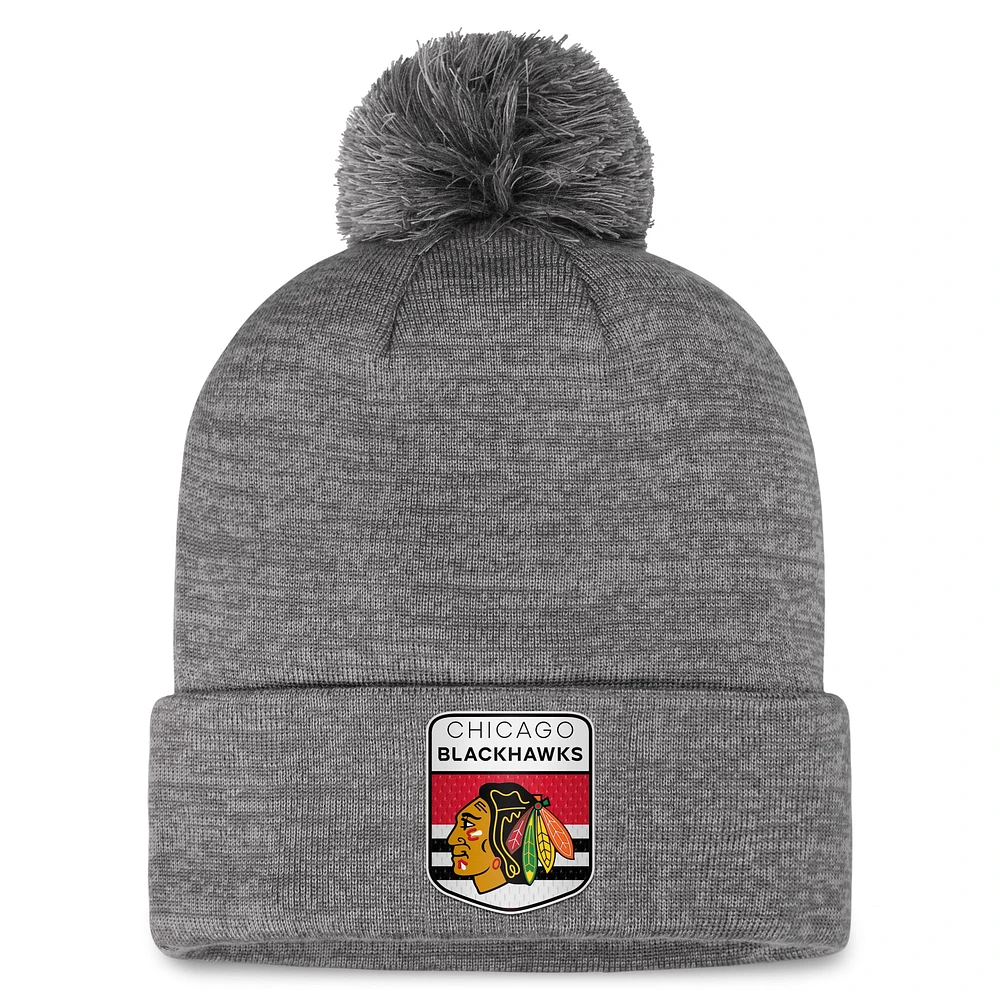 Bonnet en tricot à revers de glace authentique Pro Home Fanatics gris Chicago Blackhawks pour hommes avec pompon