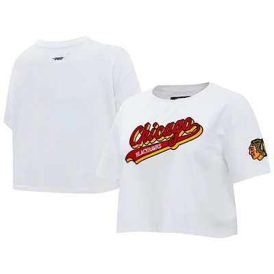 T-shirt court Pro Standard blanc des Blackhawks de Chicago pour femmes Boxy Script Tail