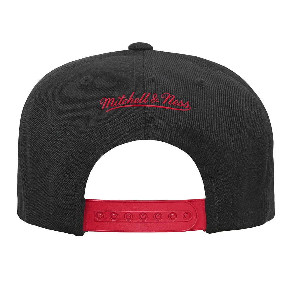 Youth Mitchell & Ness Black/Red Chicago Blackhawks Core Team Two-Tone Snapback Hat