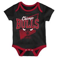 Infant Mitchell & Ness Black/Red Chicago Bulls Hardwood Classics Bodysuits Cuffed Knit Hat Set