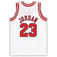 Maillot authentique Mitchell & Ness Michael Jordan Chicago Bulls blanc 1997/98 Hardwood Classics