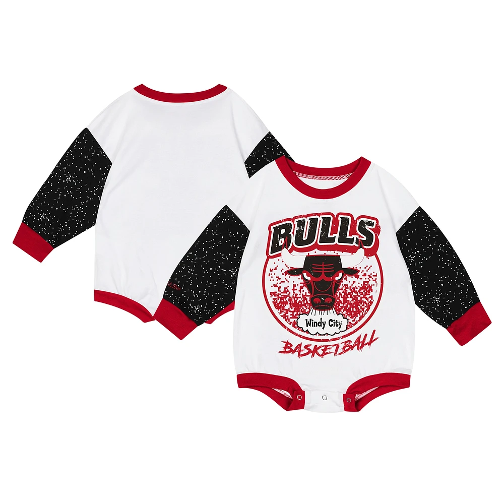 Body à manches longues oversize pour bébé Mitchell & Ness blanc Chicago Bulls Hardwood Classics Posterboard