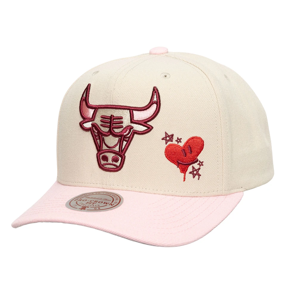 Men's Mitchell & Ness  Cream/Pink Chicago Bulls Core Pro Crown Adjustable Hat