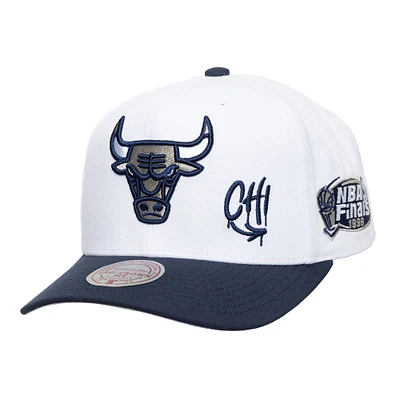 Casquette ajustable Mitchell & Ness pour homme, blanche/bleu marine, Chicago Bulls Graffiti Core Pro Crown