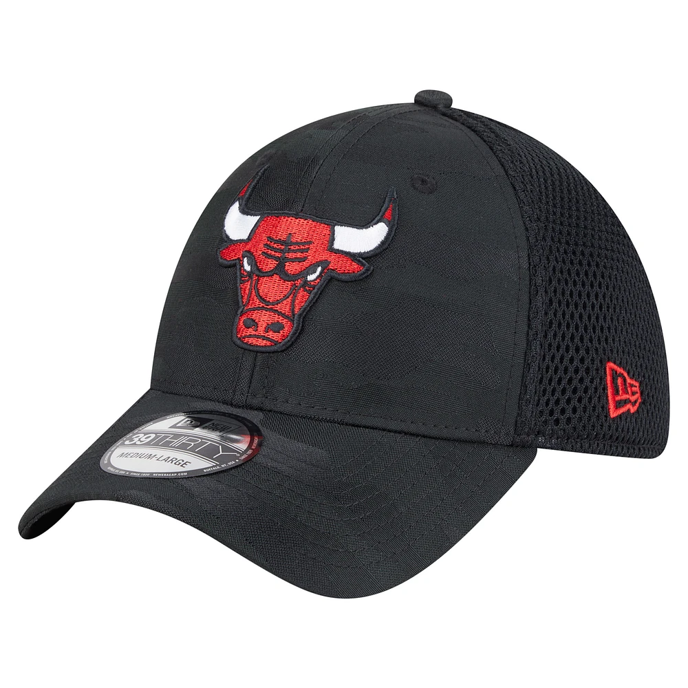 Casquette New Era noire Chicago Bulls Subtle Camo 39THIRTY Flex pour homme