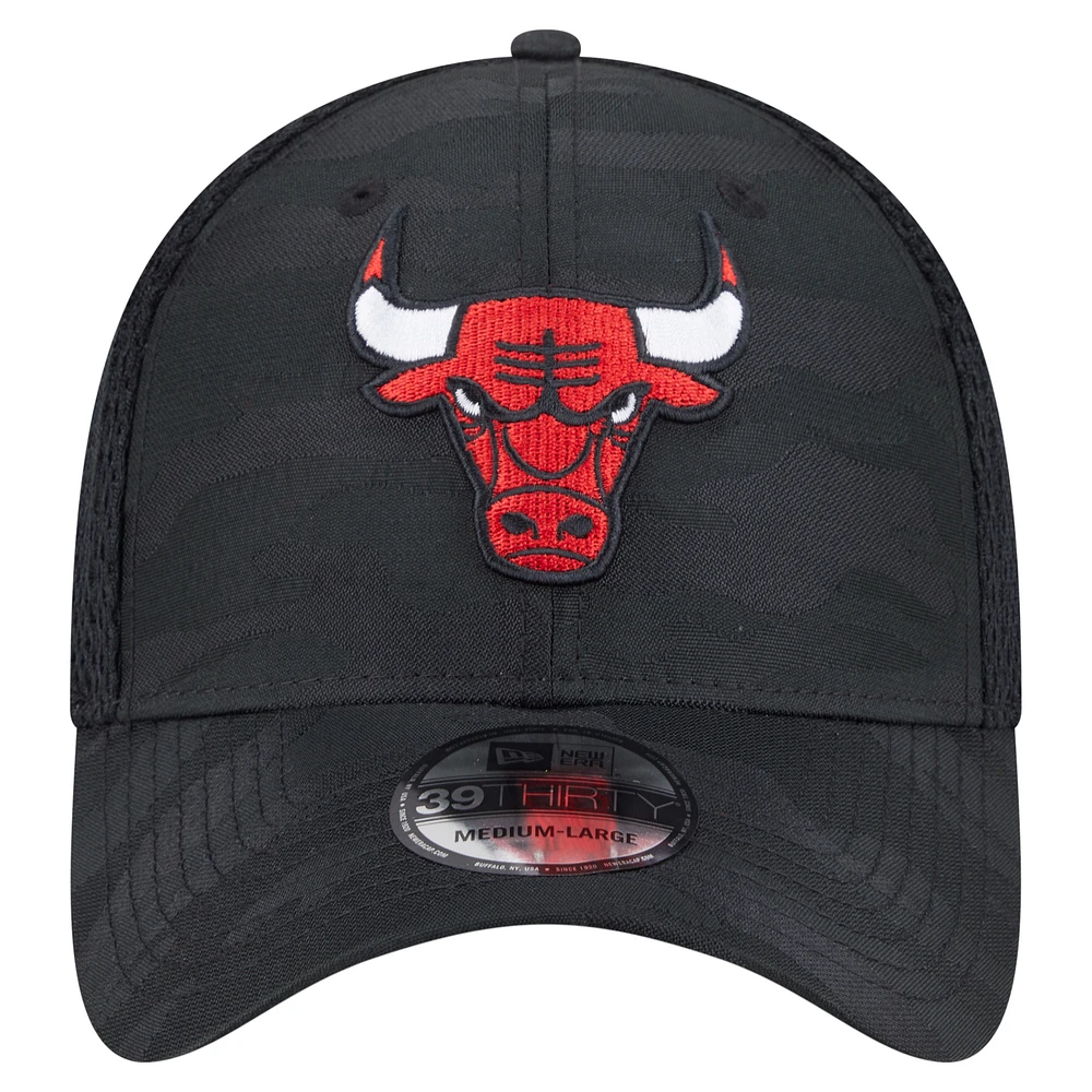 Casquette New Era noire Chicago Bulls Subtle Camo 39THIRTY Flex pour homme