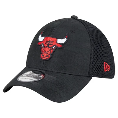 Casquette New Era noire Chicago Bulls Subtle Camo 39THIRTY Flex pour homme