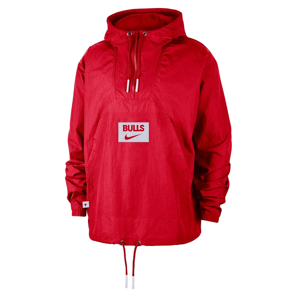 Veste à capuche Nike Red Chicago Bulls Courtside Premium Club Anorak quart de zip pour homme