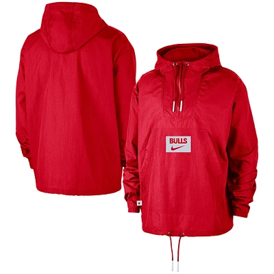 Veste à capuche Nike Red Chicago Bulls Courtside Premium Club Anorak quart de zip pour homme