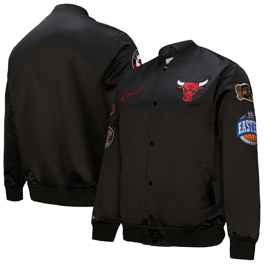 Veste zippée en satin noire pour homme de la collection Hardwood Classics Blackout des Chicago Bulls