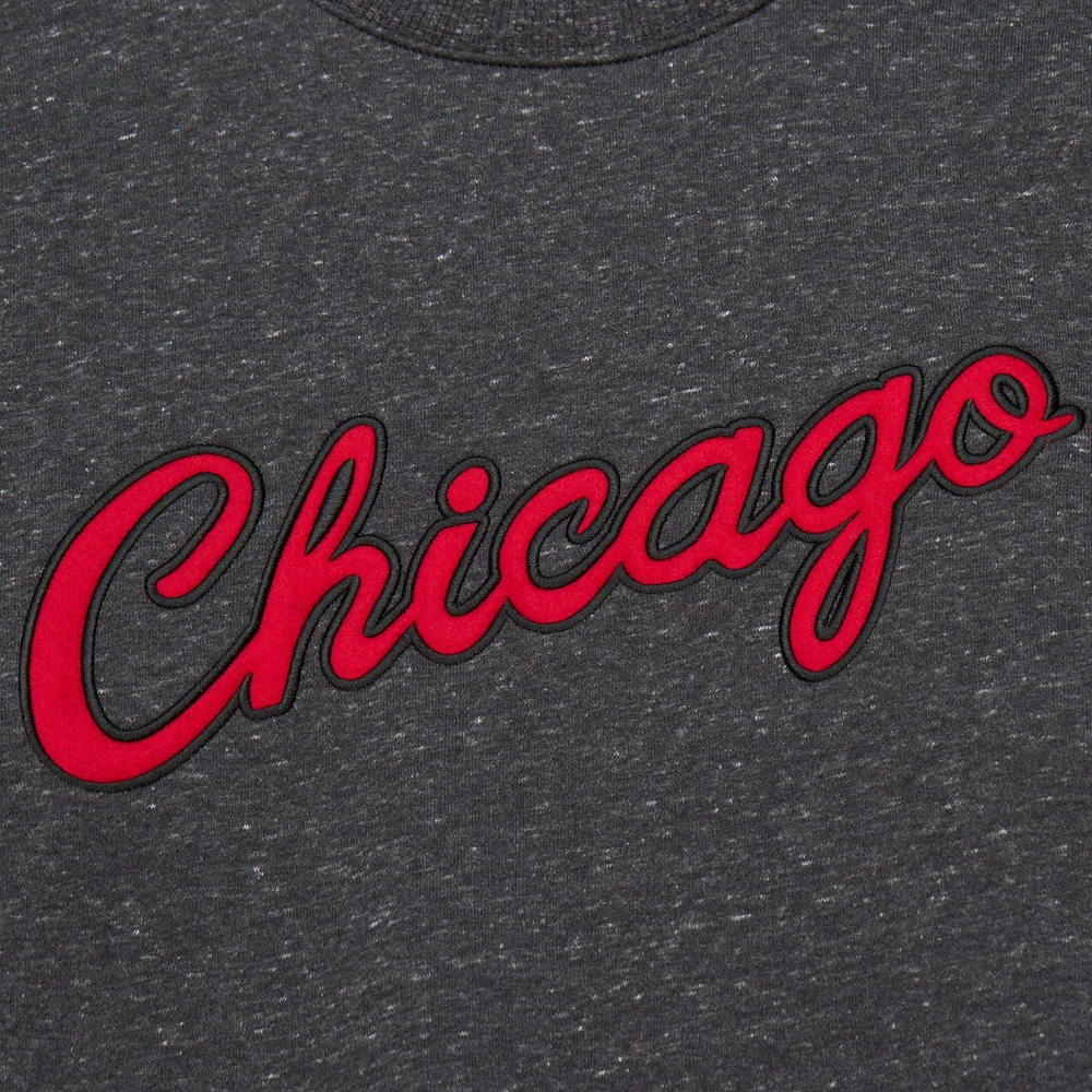 Sweat-shirt délavé à la neige pour homme de collection Blackout Hardwood Classics des Chicago Bulls