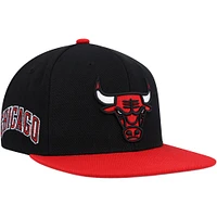 Men's Mitchell & Ness Black/ Chicago Bulls Side Core 2.0 Snapback Hat