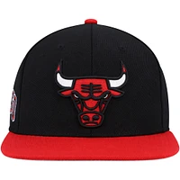 Men's Mitchell & Ness Black/ Chicago Bulls Side Core 2.0 Snapback Hat